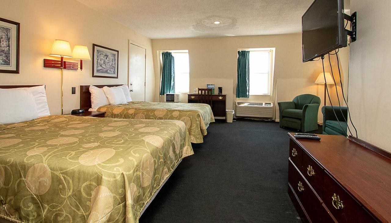 Country Squire Inn And Suites Coshocton Bagian luar foto