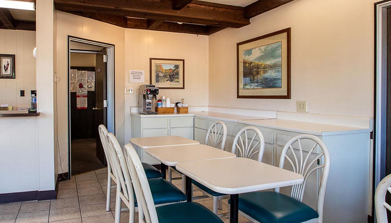 Country Squire Inn And Suites Coshocton Bagian luar foto