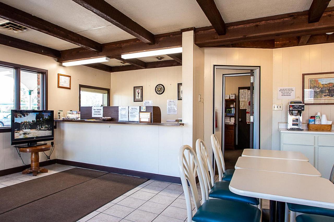 Country Squire Inn And Suites Coshocton Bagian luar foto