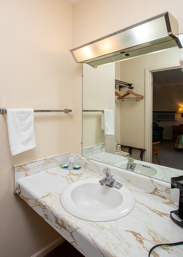 Country Squire Inn And Suites Coshocton Bagian luar foto