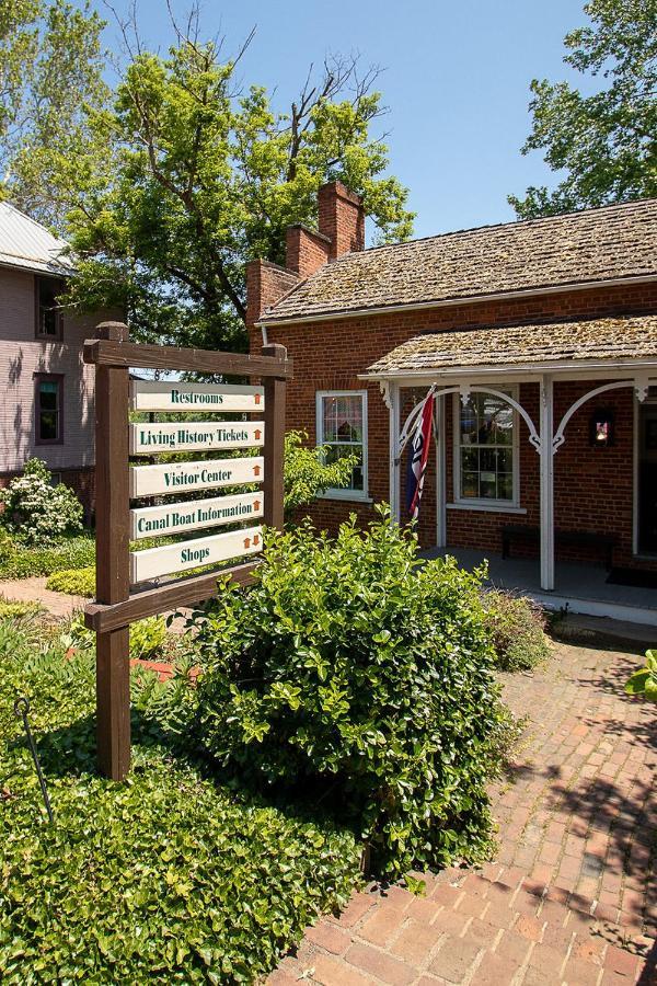 Country Squire Inn And Suites Coshocton Bagian luar foto