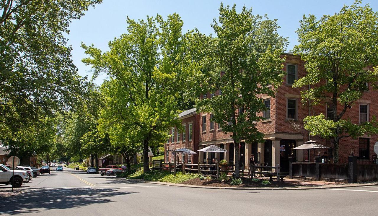 Country Squire Inn And Suites Coshocton Bagian luar foto