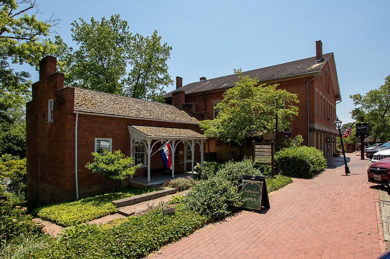 Country Squire Inn And Suites Coshocton Bagian luar foto