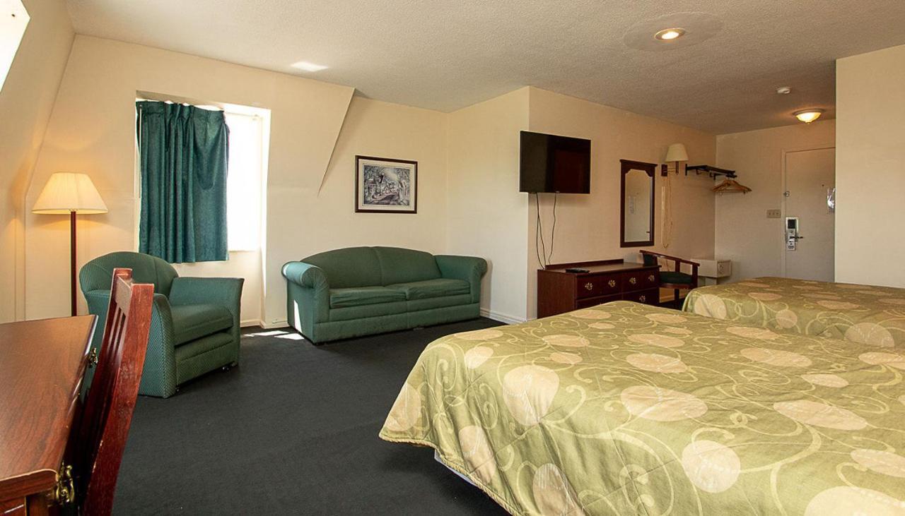 Country Squire Inn And Suites Coshocton Bagian luar foto