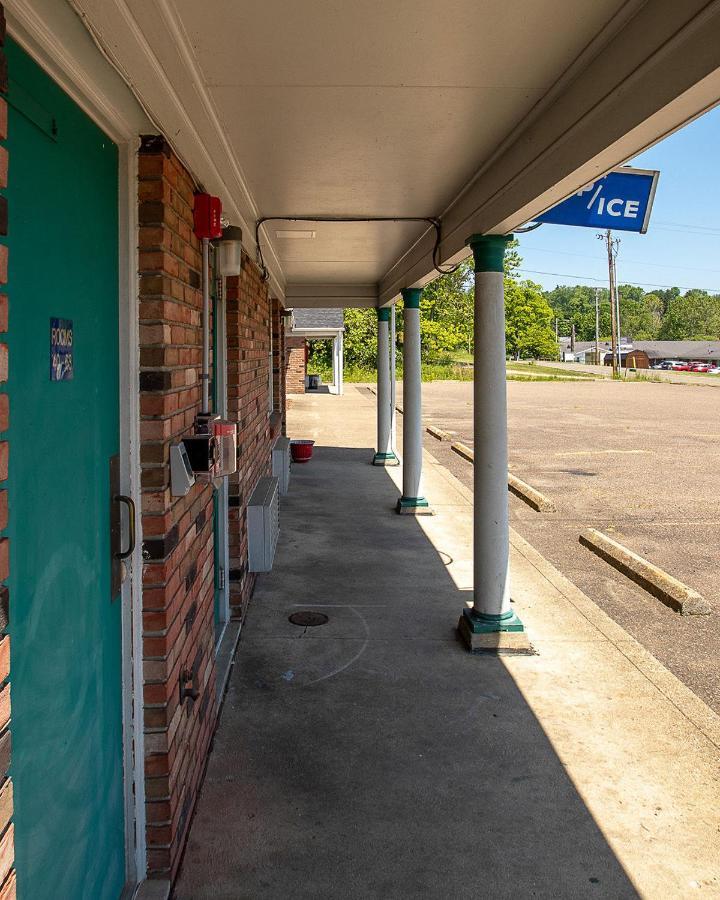 Country Squire Inn And Suites Coshocton Bagian luar foto