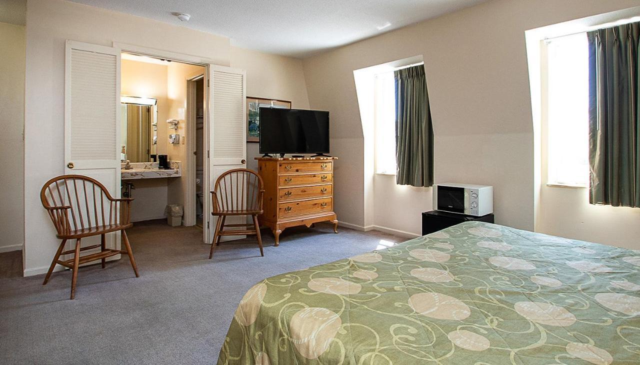 Country Squire Inn And Suites Coshocton Bagian luar foto