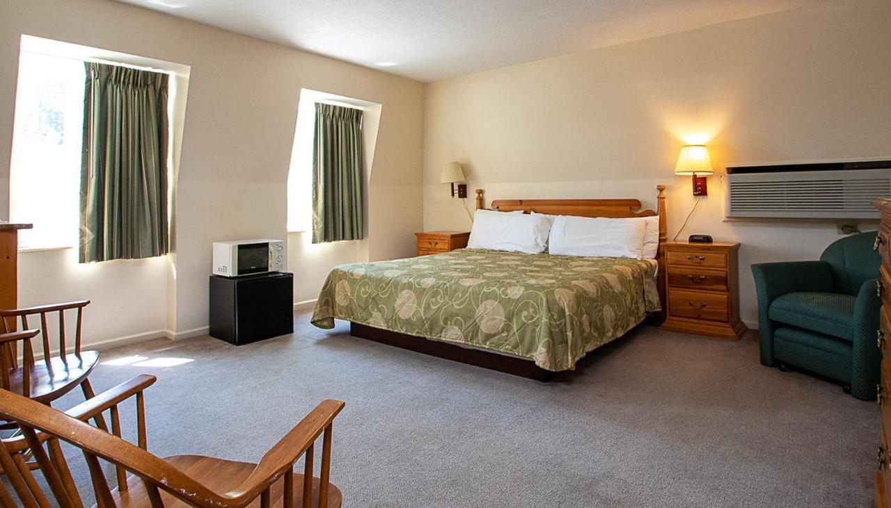 Country Squire Inn And Suites Coshocton Bagian luar foto